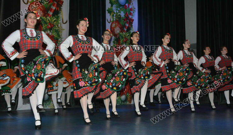 Изпълнители на български фолклор подариха празнично настроение на публиката в Хасково