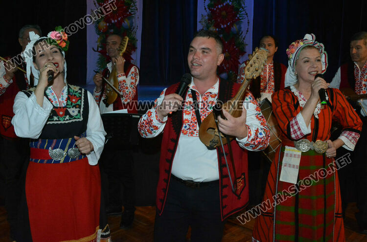 Изпълнители на български фолклор подариха празнично настроение на публиката в Хасково