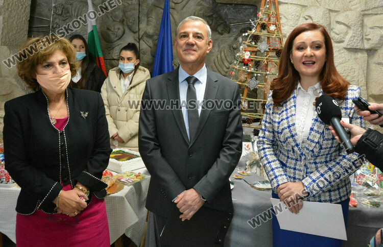 Веселина Павлитова, инж. Минко Ангелов и Виолета Желева