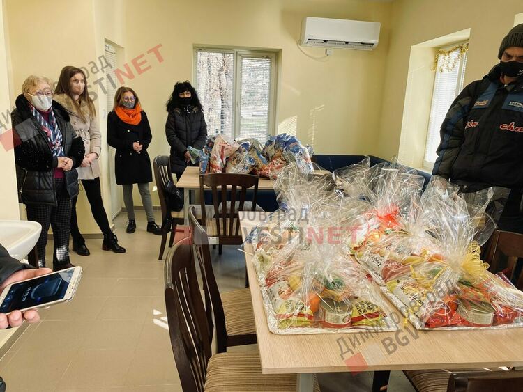Центърът за временно настаняване получи дарение, но с призив за хляб, консерви, лекарства, дрехи и техник