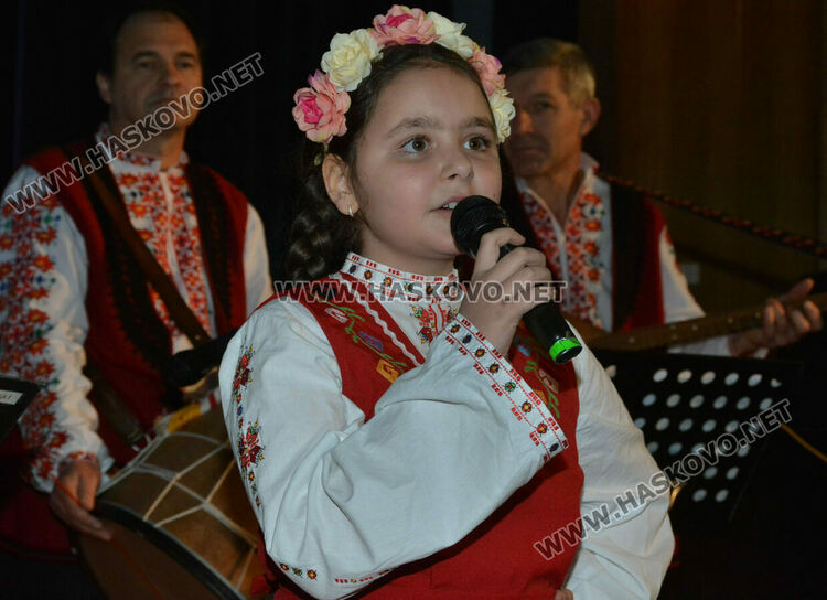 Изпълнители на български фолклор подариха празнично настроение на публиката в Хасково