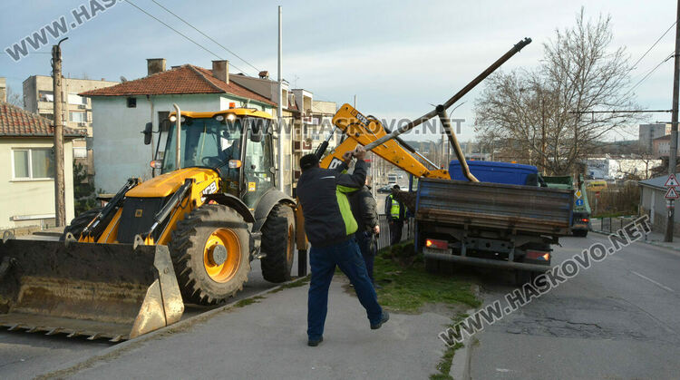 Фолксваген събори метален стълб в Хасково