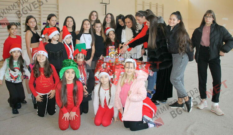 Грациите от димитровградския СК "Афродита" създадоха приказно шоу по случай Коледа и 5-годишнината на клуба