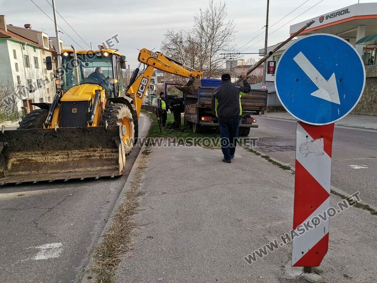 Фолксваген събори метален стълб в Хасково