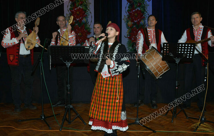 Изпълнители на български фолклор подариха празнично настроение на публиката в Хасково