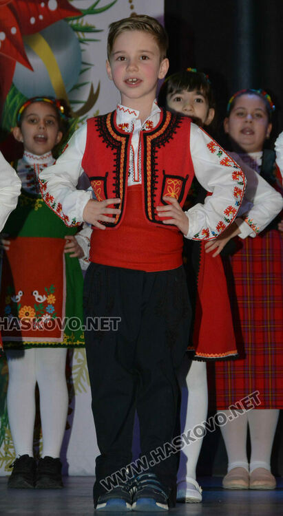 Изпълнители на български фолклор подариха празнично настроение на публиката в Хасково