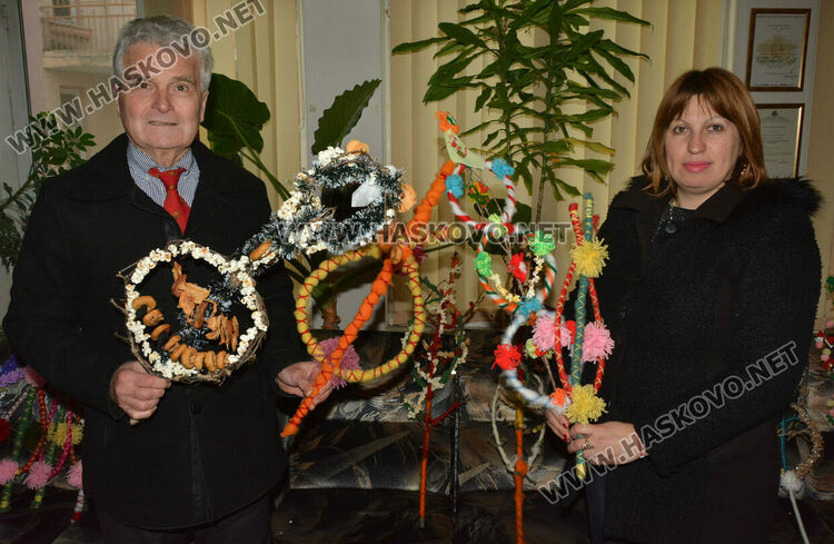 Тракийци и областният даряват сурвачки на деца от Неделното училище в Истанбул