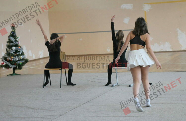 Грациите от димитровградския СК "Афродита" създадоха приказно шоу по случай Коледа и 5-годишнината на клуба