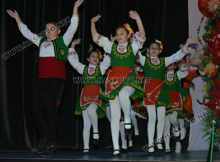 Изпълнители на български фолклор подариха празнично настроение на публиката в Хасково