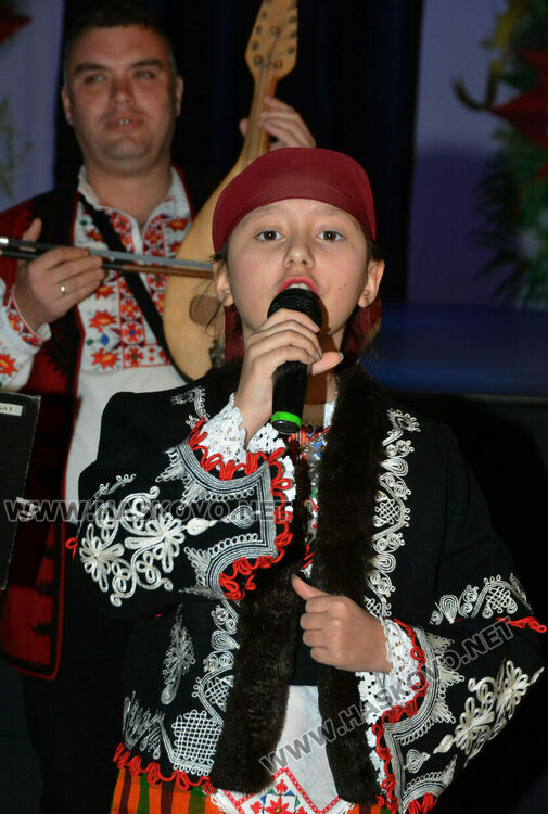 Изпълнители на български фолклор подариха празнично настроение на публиката в Хасково