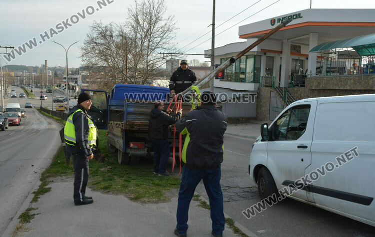Фолксваген събори метален стълб в Хасково
