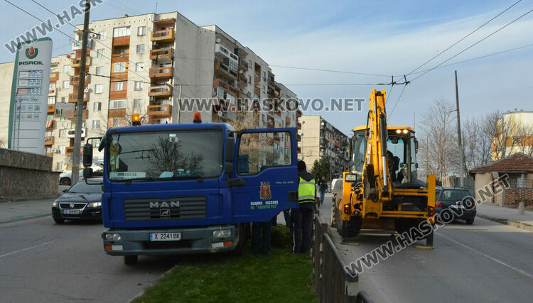 Фолксваген събори метален стълб в Хасково