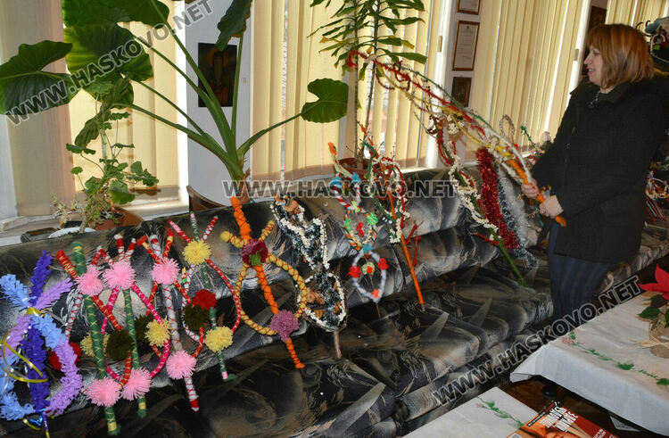 Тракийци и областният даряват сурвачки на деца от Неделното училище в Истанбул