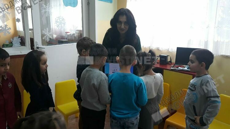 20 лаптопа получиха за Коледа децата от Община Крумовград,  дарението е от „Информационно обслужване”