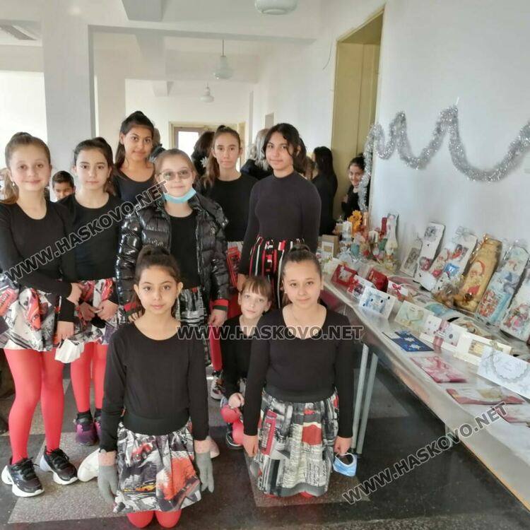 Учениците от Конуш се включват в базара за Гого с коледни ръкоделия