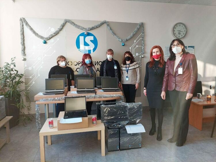 „Информационно обслужване“ АД дари 30 преносими и настолни компютри на 10 училища в Община Перник