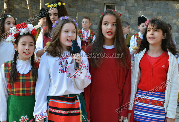 В училище „Св. Иван Рилски“ пазят коледните традиции