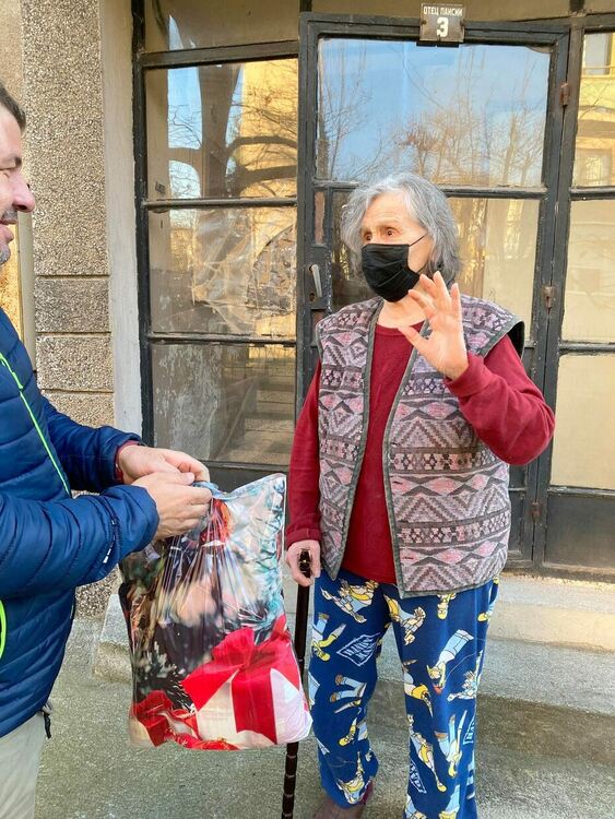 Добрият пример: Хората помагат, нека правим добро, чувството е невероятно!