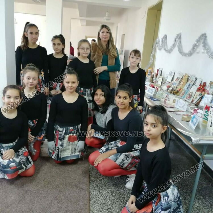 Учениците от Конуш се включват в базара за Гого с коледни ръкоделия