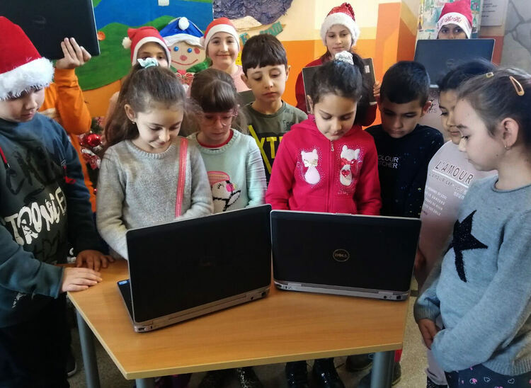 Училището в Конуш получи дарение от 10 лаптопа 