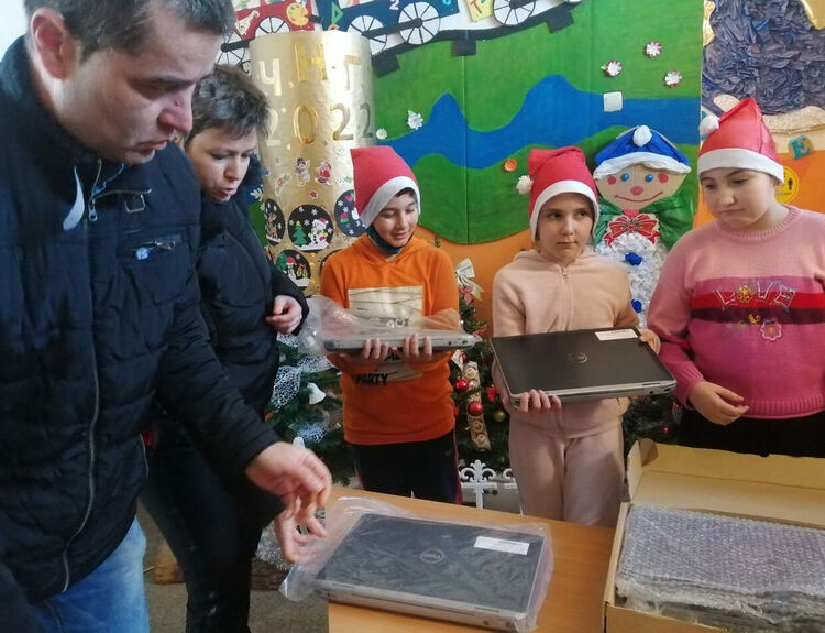 Училището в Конуш получи дарение от 10 лаптопа 