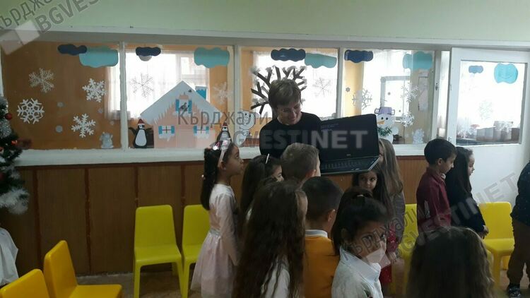 20 лаптопа получиха за Коледа децата от Община Крумовград,  дарението е от „Информационно обслужване”