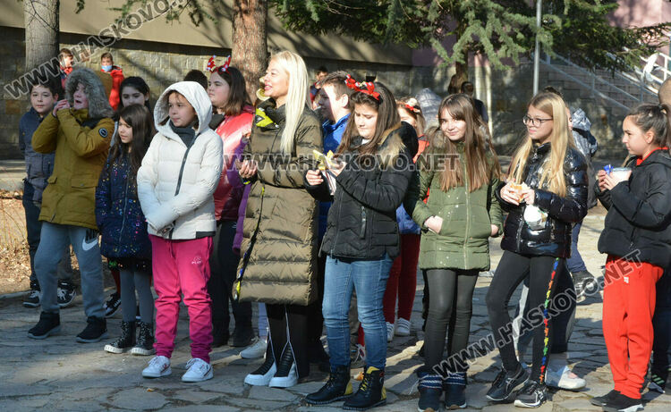 В училище „Св. Иван Рилски“ пазят коледните традиции