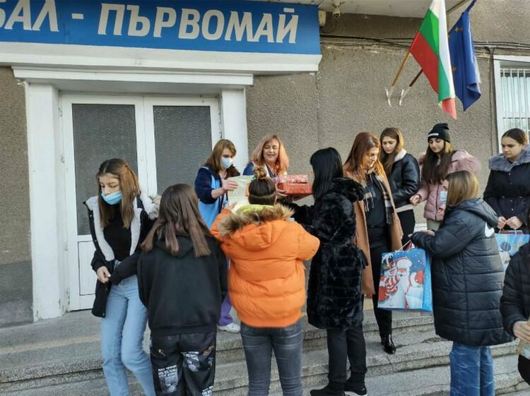 Златаровци зарадваха с дарове малки и големи за Коледа
