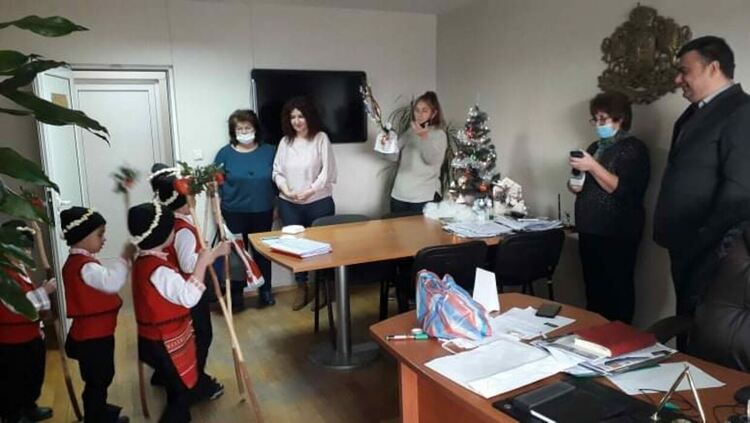 Коледарчета от детска градина „Звездичка“ наричаха за здраве и берекет в община Стамболово