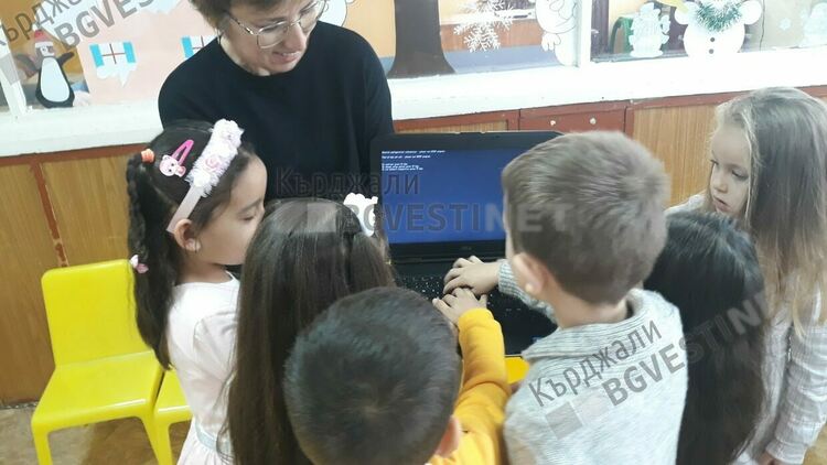 20 лаптопа получиха за Коледа децата от Община Крумовград,  дарението е от „Информационно обслужване”