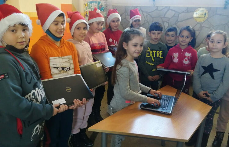 Училището в Конуш получи дарение от 10 лаптопа 