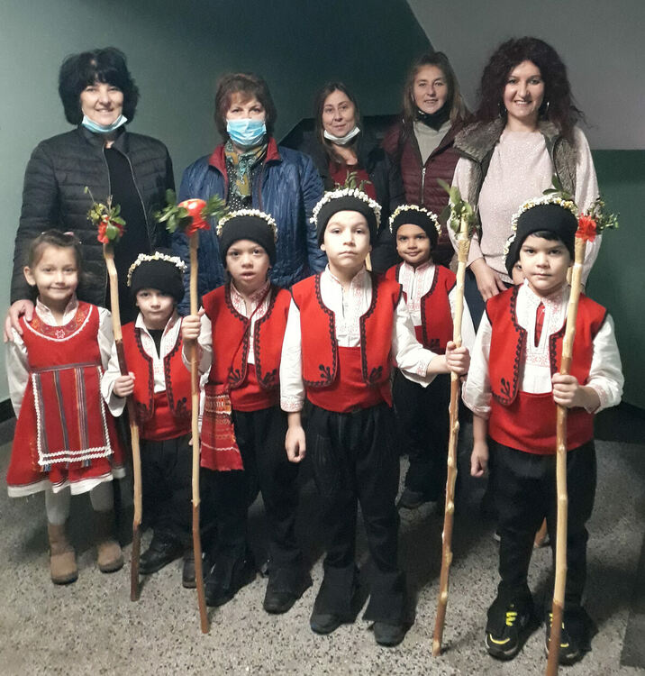 Коледарчета от детска градина „Звездичка“ наричаха за здраве и берекет в община Стамболово