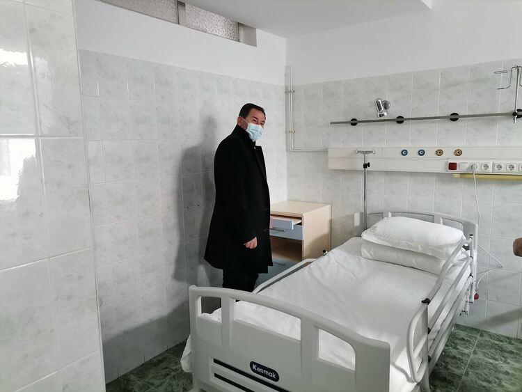 Болницата в Мадан получи нови специализирани легла от общината