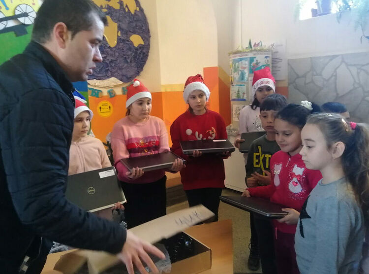 Училището в Конуш получи дарение от 10 лаптопа 