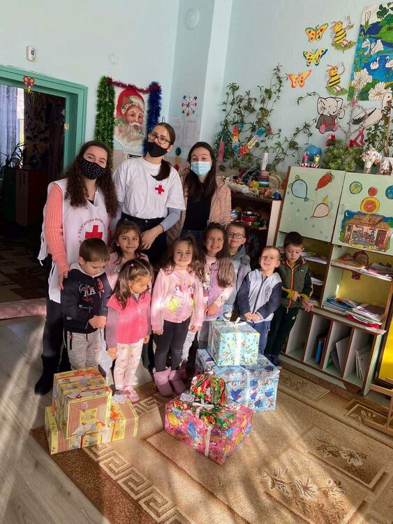 Доброволци на БЧК с коледни инициативи в Ардино и Джебел