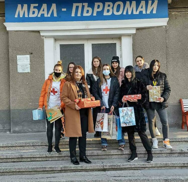 Златаровци зарадваха с дарове малки и големи за Коледа