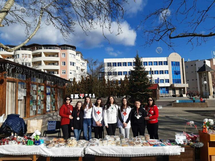 Доброволци на БЧК с коледни инициативи в Ардино и Джебел