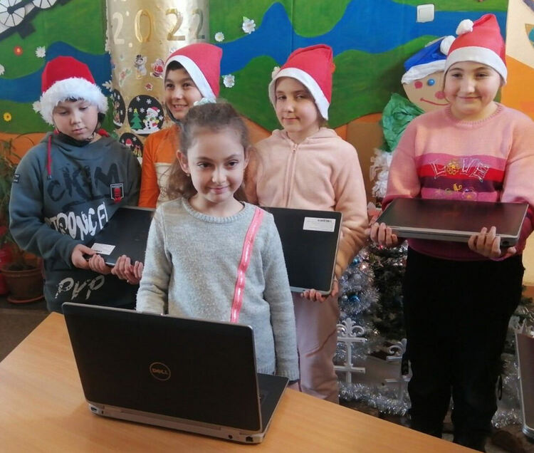 Училището в Конуш получи дарение от 10 лаптопа 