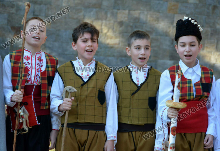 В училище „Св. Иван Рилски“ пазят коледните традиции