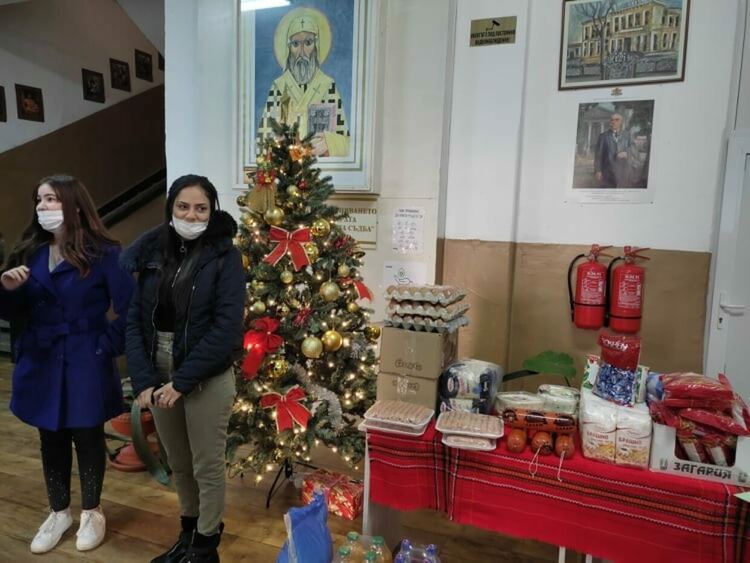 Ученици от ПГ "Свети Патриарх Евтимий" с жест към децата от комплекс "Гергана"