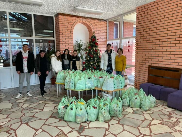 Златаровци зарадваха с дарове малки и големи за Коледа