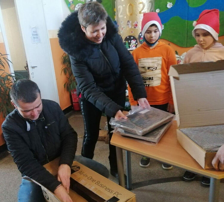 Училището в Конуш получи дарение от 10 лаптопа 