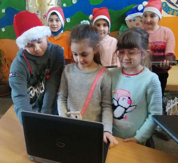 Училището в Конуш получи дарение от 10 лаптопа 