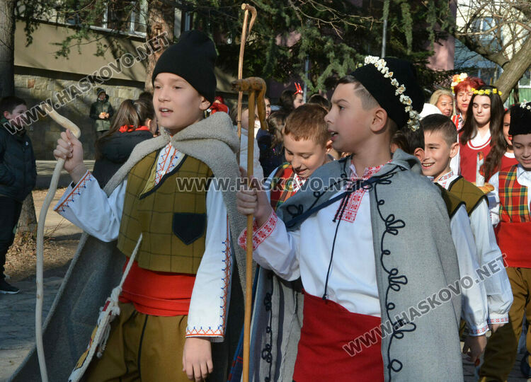 В училище „Св. Иван Рилски“ пазят коледните традиции