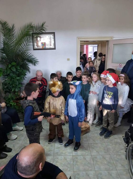 Златаровци зарадваха с дарове малки и големи за Коледа