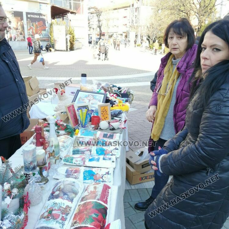 Учениците от Конуш се включват в базара за Гого с коледни ръкоделия