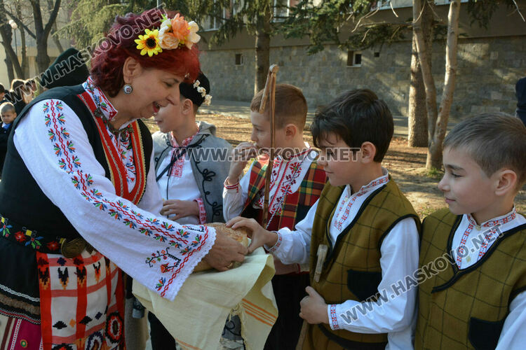 В училище „Св. Иван Рилски“ пазят коледните традиции