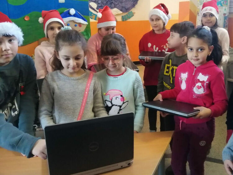 Училището в Конуш получи дарение от 10 лаптопа 