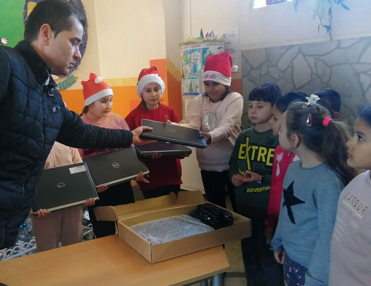 Училището в Конуш получи дарение от 10 лаптопа 