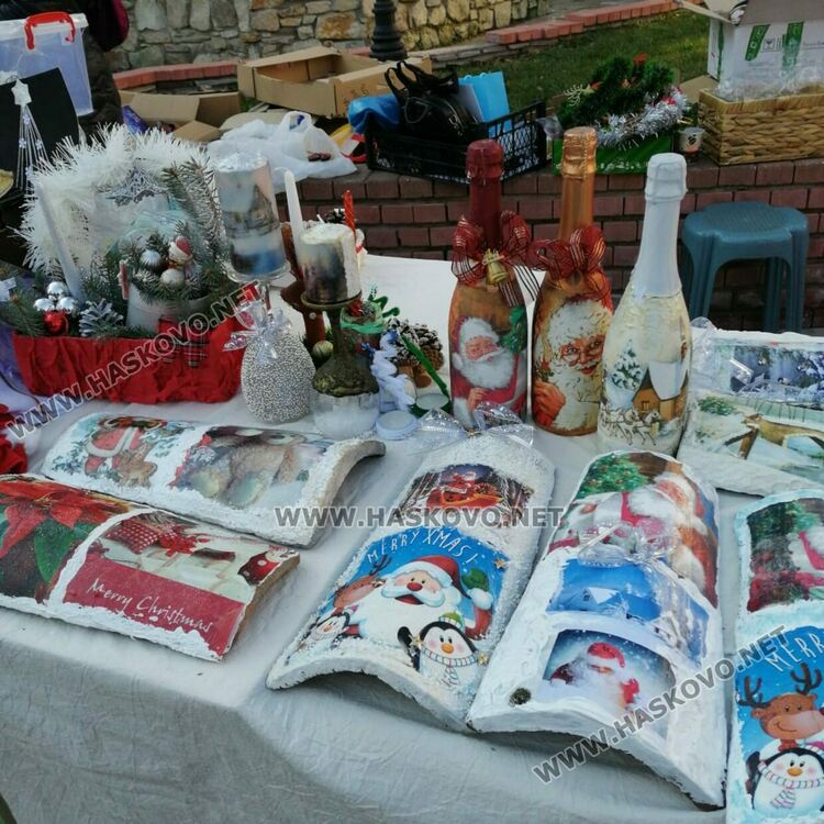 Учениците от Конуш се включват в базара за Гого с коледни ръкоделия